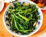 Hình bước làm 4 của món Vịt ram thơm với nước dừa.Canh bí đỏ sườn non “Rau muống xào tỏi “