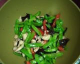 Foto langkah ke 3 dari resep 159. Cah Kapri Ayam Jamur.