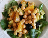 Foto del paso 6 de la receta: Ensalada de garbanzos con aguacate, naranja y bimi