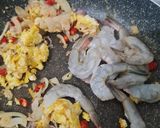 Foto langkah ke 3 dari resep Khao Pad (Nasi Goreng Nanas Khas Thailand).