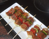 Foto del paso 2 de la receta: Brochetas de atún en adobo con cebolla y pimiento