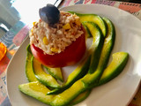 Tomate relleno con arroz y atún