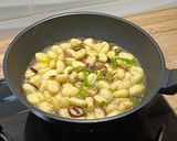 Foto del paso 3 de la receta: Gnocchi con salmón y espinacas en falsa bechamel