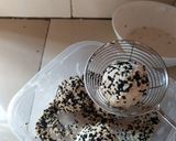 Gambar langkah 6 resipi Kuih Bom bijan hitam.