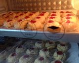 Foto langkah ke 4 dari resep Strawberry Thumbprint Cookies.