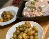 Foto del paso 5 de la receta: Pollo relleno con castañas, ciruelas y piñones