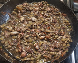 Foto del paso 2 de la receta: Sepionets flamejades amb favetes, ceba i tomata