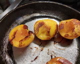Foto del paso 2 de la receta: Ensalada de melocotón 🍑🍑 con queso de cabra 🐐y vinagreta de frutos secos