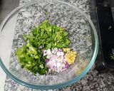 A picture of step 2 of Hari Pyaz Bathua Paratha.
