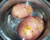 Foto del paso 1 de la receta: Repollo especiado sobre almohadoncitos de papa y coronita de panceta