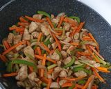 Foto del paso 7 de la receta: Pollo con vegetales