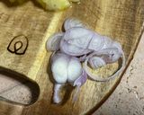 Hình bước làm 3 của món Mực xào dứa hành tây chua ngọt đưa cơm