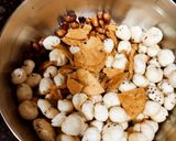 A picture of step 5 of Makhana bhel.