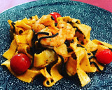 Foto del paso 5 de la receta: Cintas de pasta al huevo con langostinos y espagueti nero de merluza