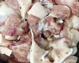 Hình bước làm 1 của món Thịt kho dừa