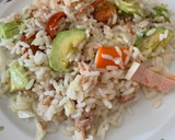 Foto del paso 3 de la receta: Ensalada de arroz con aguacate atún y surimi