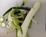 Foto del paso 1 de la receta: Espaguetis con fideos de calabacín
