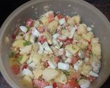 Foto del paso 3 de la receta Ensalada de papas cocidas con palitos de cangrejo, atún y huevo duro