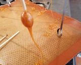 Une image de l'étape 6 de Gouttes de caramel en noisette.