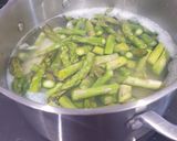 Foto del paso 1 de la receta: Ensalada campera con espárragos verdes y salmón ahumado