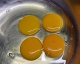 Gambar langkah 2 resipi Omelette bendi.
