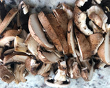 Foto del paso 1 de la receta: Filete de res, con hongos baby bella y espárragos