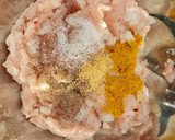 Foto del paso 3 de la receta: Hamburguesa de pollo al curry, cebolla caramelizada, queso-bacon