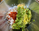 Foto del paso 3 de la receta: Ensaladilla de aguacate y gambas