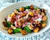 Foto del paso 6 de la receta: Brócoli salteado con pavo, queso cottage, nueces y picatostes caseros