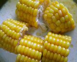 Foto langkah ke 4 dari resep Jagung rebus kuah susu butter.