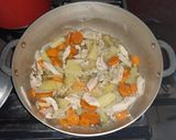 Foto del paso 3 de la receta: Estofado de pollo con vino blanco