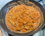 Une image de l'étape 23 de Poulet aux cacahuètes, carottes, tomates et épices.