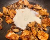 Une image de l'étape 2 de Blanc de poulet et champignons de Paris à la crème et au paprika.