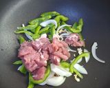 รูปขั้นตอนการทำที่ 1 ของ หมูผัดพริกหวาน