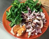 รูปขั้นตอนการทำที่ 1 ของ ข้าวผัดปลาหมึกไข่เค็ม
