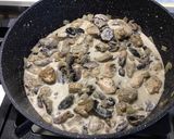 Une image de l'étape 13 de Poulet aux champignons, coriandre et crème de masala.