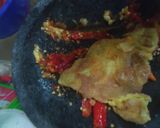 Foto langkah ke 4 dari resep Telor geprek simple anti gagal.