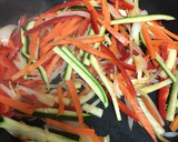 Foto del paso 3 de la receta: Noodles de huevo con verduras y pollo