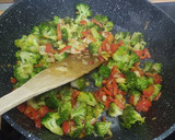 Foto del paso 3 de la receta: Salteado de brócoli, puerro y pimiento rojo