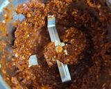 A picture of step 2 of Rajasthani lasun chutney.