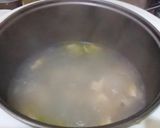 Foto langkah ke 2 dari resep Sup Ayam kaldu udang.