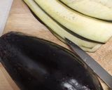 Foto del paso 1 de la receta: "Canelones" de berenjena rellenos de pollo y calabacín