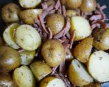 Foto langkah ke 3 dari resep Kentang Panggang Teflon dengan Daging Asap.