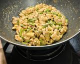 Foto del paso 8 de la receta: Wok picante de pollo con trigueros