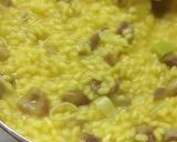 Foto del passaggio 3 della ricetta Risotto zafferano, castagne e cioccolato fondente