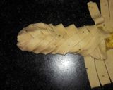 A picture of step 7 of Fish pattern samosa.