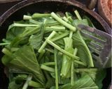 Foto langkah ke 2 dari resep Tumis Sawi Hijau dan Enoki.