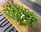 Une image de l'étape 2 de Pavés de saumon au poivron vert, citron confit et épices marocaines.