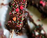 चॉकलेट कैंडी केक पोप्स (Chocolate candy cake pops recipe in hindi) रेसिपी चरण 3 फोटो
