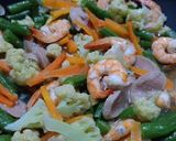 Foto langkah ke 5 dari resep Tumis udang sosis dan sayuran.